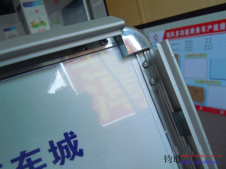 海报架 拐角.jpg