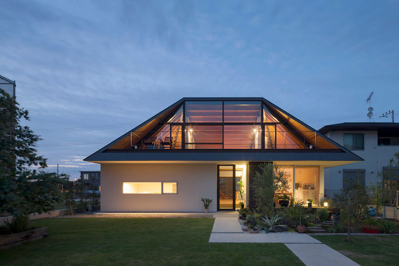 house-with-a-large-hipped-roof-by-naoi-architecture-design-office-designboom-10.jpg