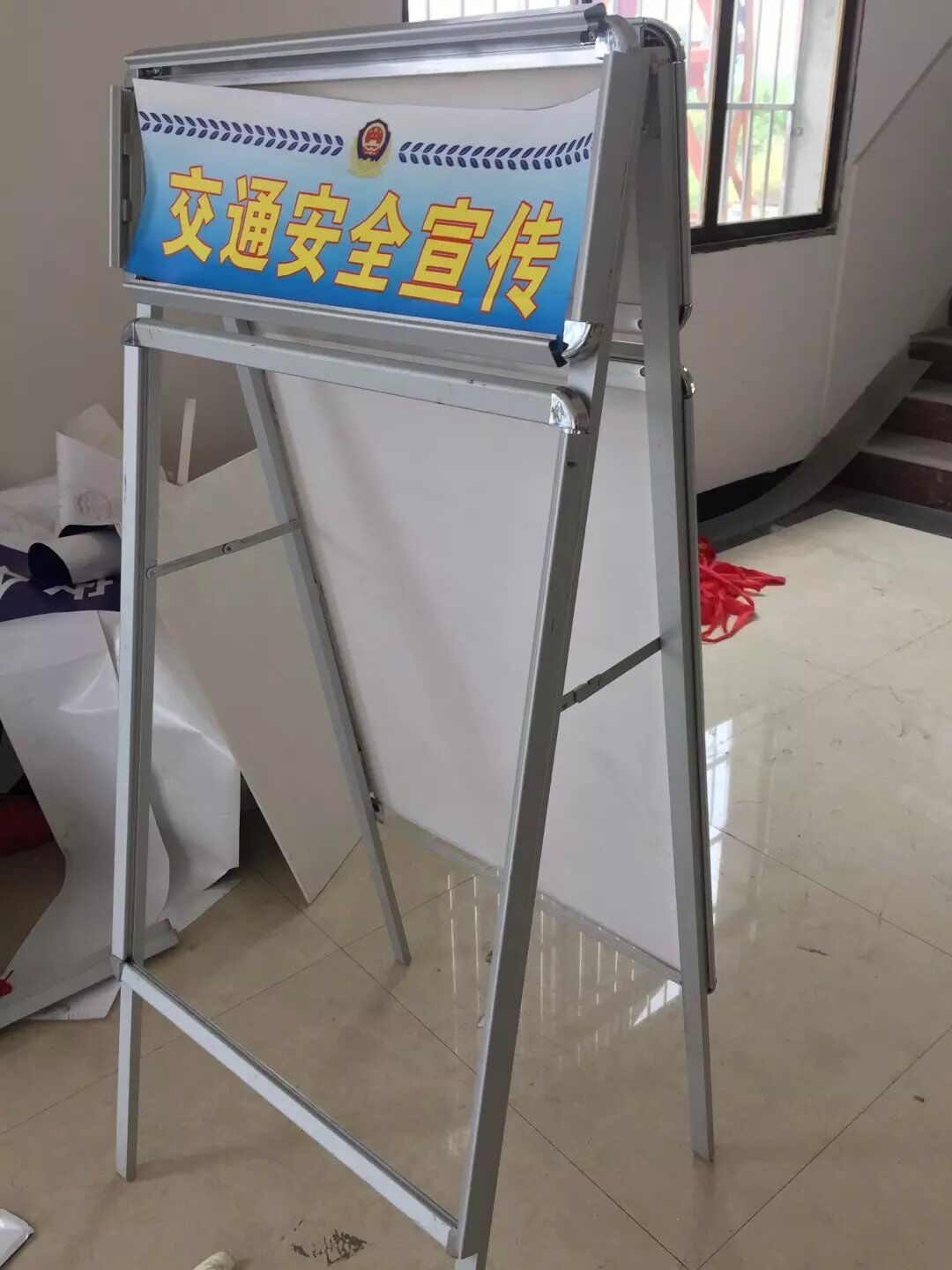 海报架121.jpg
