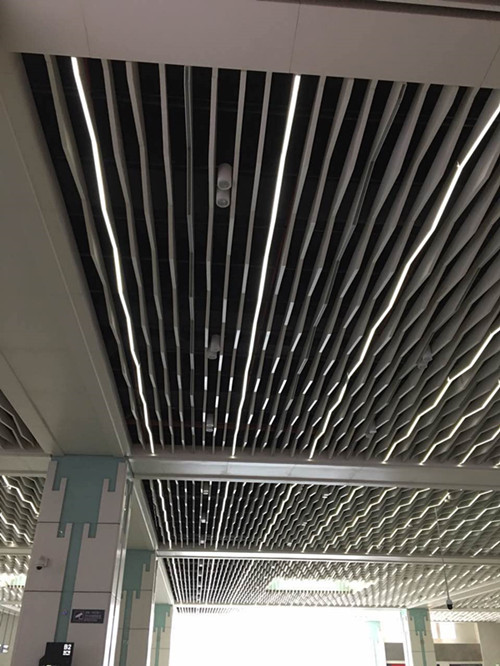 中庭造型U形木紋鋁方通-型材弧形鋁方管