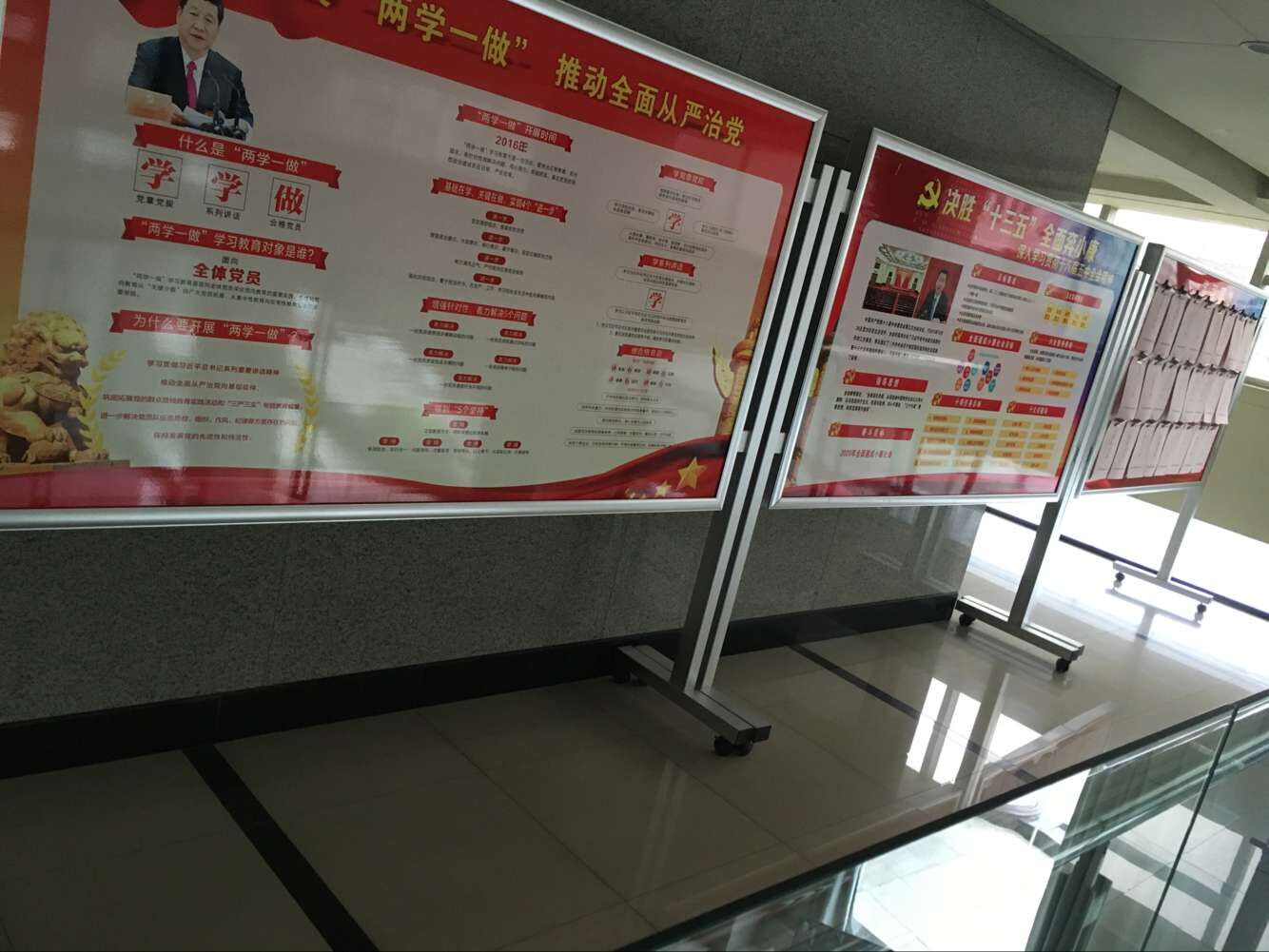 铝型材移动报栏2.jpg