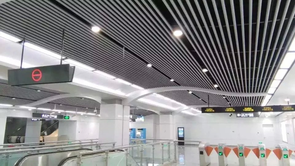 宁波地铁站铝方通.jpg