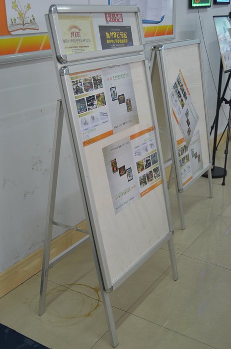 单面海报框-斜侧面.JPG