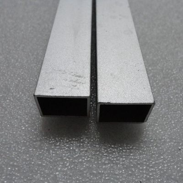 深圳市星火铜业有限公司主要经营的铝材产品有:厚度0.012—500mm,宽度为10—2100mm的铝板带材、铝卷材(板材长度为:700—6500mm,(可根据要求腹膜);0.015-0.145*1300mm空调箔;0.15-0.2*500mm电缆箔;0.02-0.05mm包装箔。主要可生产材质: 1100、1145、1050、1060、1070、1200、3003、3A21、3004、3005、3105、5052、5005、5A06、5083、5754、5A02、51