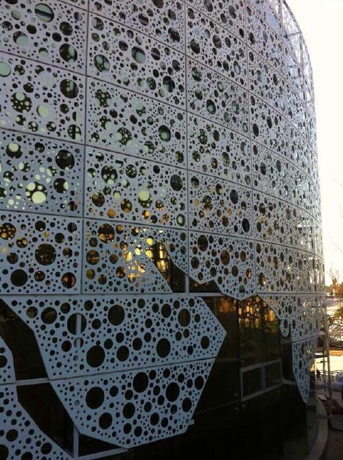 外牆衝孔鋁單板結構特點。