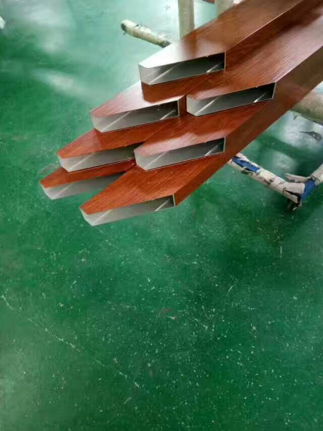 定制高档小区仿木纹铝葡萄架子生产厂家
