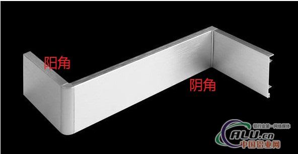 铝合金踢脚线详细介绍 - 1.与实木、花泡、PVC等传统踢脚线相比较,铝合金踢脚线具有不可比拟的优越性: 2.金属感强、阻燃、防水、防撞、防蛀、耐酸碱和无甲苯安全环保。 3.可配合各种室内地面材质的要求,达到协调、自然美观的装饰效果,更显示装饰时尚档次。 4.铝合金踢脚线有专用卡扣配件,施工方便、快捷、简单、安全。 材质及表面处理:铝合金型材采用6063-T5铝拉伸,表面可做本色氧化、各色拉丝、喷涂、氟炭、仿大理石纹等表面处理,具有耐磨、耐老化、防虫、防生锈、易清洁等特点。 广东科宝铝业开发了新型产品--