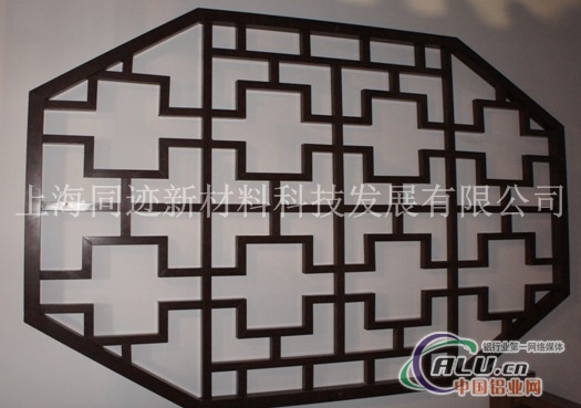 上海同迹新材料科技发展有限公司是一家致力于新型建筑装饰材料研发、生产;景观建筑设计及施工,园林景观产品加工一体化的大型企业。公司总部位于上海市普陀区同普路1220号同普大厦。同时设在浙江省安吉经济开发区的上海同迹新材料科技发展有限公司安吉分公司,拥有年产5000吨水印氟碳木纹复合管的生产基地,分公司地址紧邻11省道和04省道,杭长、申苏浙皖、申嘉湖高速连接成网,交通运输十分便利。 公司经营范围为:新型建筑装饰材料的研发、设计、试验、试制、生产、加工、销售,工程应用及技术开发、转让、咨询、服务;门窗、幕墙的