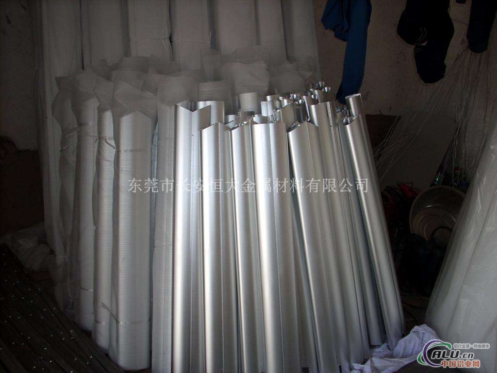 航空 2024-T4铝棒1050 食品、化学和酿造工业用挤压盘管,各种软管,烟花粉 1060 要求抗蚀性与成形性均高的场合,但对强度要求不高,化工设备是其典型用途 1100 用于加工需要有良好的成形性和高的抗蚀性但不要求有高强度的零件部件,例如化工产品、食品工业装置与贮存容器、薄板加工件、深拉或旋压凹形器皿、焊接零部件、热交换器、印刷板、铭牌、反光器具 1145 包装及绝热铝箔,热交换器 1199 电解电容器箔,光学反光沉积膜 1350 电线、导电绞线、汇流排、变压器带材 2011 螺钉及要求有良好切削性