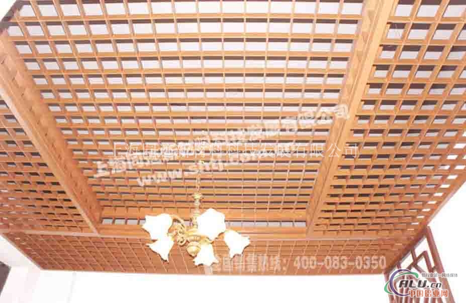 上海同迹公司生产仿古窗格,铝合金空调格栅,防腐格栅,木纹铝合金格栅,铝合金格栅外挂等产品。 技术优势:氟碳木纹复合管于2006年10月申报了实用新型和发明创造2项专利;2007年12月,经省经贸 委组织的专家委员会鉴定,确认省级新产品,属国内领先水平。 性能优势:氟碳木纹复合管使用铝合金和镀锌钢做为基材,物理强度较好,能达到同等铝、钢等材料 的强度要求,比同类的塑木、防腐木、碳化木的强度都要高。金属仿木型材 铝合金环保建筑材料 木纹铝合金建材 外观优势:氟碳木纹复合管的外表木纹使用的是真实的木材不同切面直