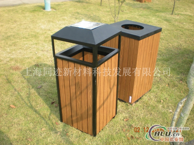 上海同迹新材料科技发展有限公司是一家专业致力于新型建筑装饰材料研发,景观建筑设计及施工,新型建筑装饰材料生产,园林景观产品加工一体化的大型企业。主营氟碳木纹钢铝型材,是将转印膜上的木纹采用水转印工艺复制于钢材(铝合金)表面,主要应用有围墙护栏、仿古窗格、葡萄架廊架、外墙装饰、楼梯扶手、园林景观等。 氟碳木纹复合管与其他建筑装饰型材相比较,具有绝对的实用优势和市场竞争优势。表现如下: (1)外观优势:氟碳木纹复合管外观精致,木纹图案丰富,仿木效果逼真,不褪色,具有很好的视觉效果,无光污染,自净能力强,能够满