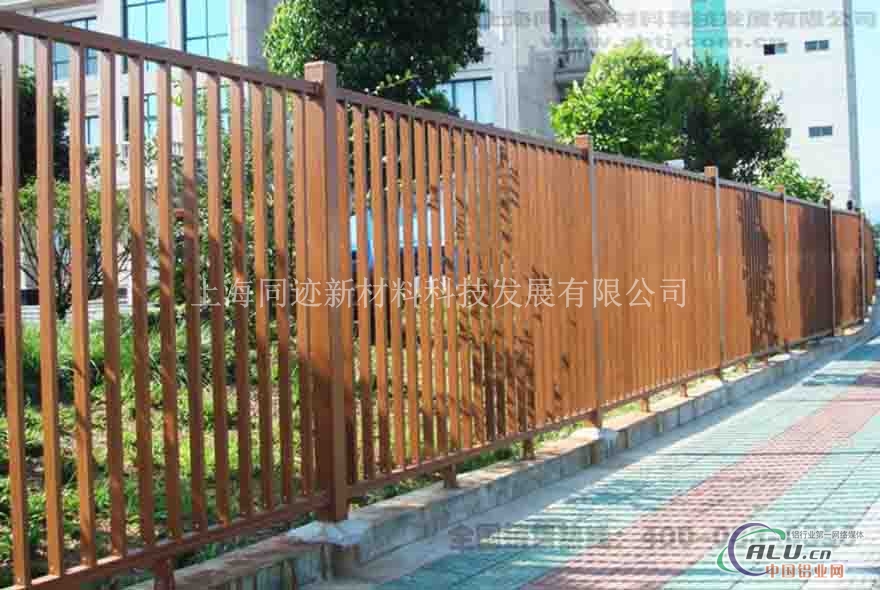 上海同迹新材料科技发展有限公司是一家专门致力于新型建材研发、生产;建筑装饰设计及施工,园林小品加工一体化的大型建材行业企业。公司总部位于上海市杨浦区国顺东路800号创意园。同时设在浙江省安吉经济开发区的上海同迹新材料科技发展有限公司安吉分公司,拥有年产5000 吨水印氟碳木纹铝合金型材的生产基地,分公司地址紧邻11 省道和04 省道,杭长、申苏浙皖、申嘉湖高速连接成网,交通运输十分便利。公司经营范围为:新型建材的研发、设计、试验、试制、生产、加工、销售及工程应用;建筑装饰的技术开发、转让、咨询、服务;门窗