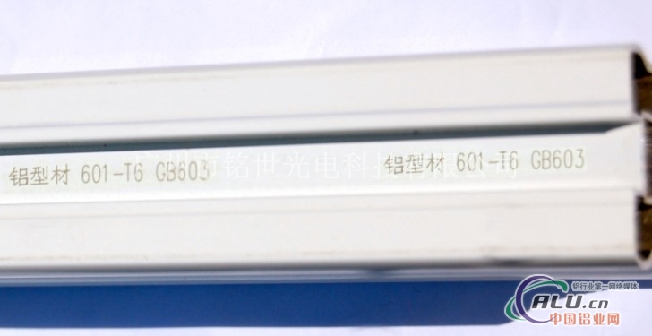 铝合窗光纤激光打标机，打标商标