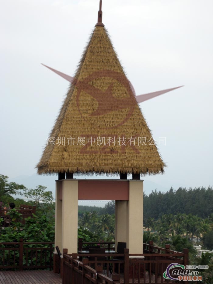 展中凯建材科技是专业生产仿真茅草_仿茅草_茅草瓦_仿稻草_金属稻草_铝质仿茅草_人造茅草等仿真草厂家。 公司简介: 展中凯建材科技(全称为深圳市展中凯建材科技有限公司)坐落于经济特区深圳,是专业从事景观建材仿真草瓦、仿稻草、茅草瓦、铝茅草、人造茅草、防火茅草、茅草屋顶、茅草房等休闲产品的研发、生产与销售一体化的综合型企业。公司实力雄厚,拥有独立的研发、设计、生产基地及专业的销售团队。基地厂房面积6300,员工300多人,管理人员30人,大型生产机器20多台。公司已通过ISO9001质量管理体系认证及ISO