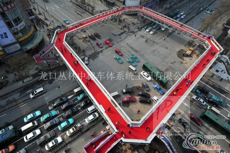 龙口丛林中德车体系统工程有限公司(简称CBSE)是国内专业生产大断面工业铝材,铝型材深加工,高精度焊接的高新术企业,引进德国先进技术力量,具有现代化生产技术力量,通过了国际质量体系认证,产品质量认证及德国轨道车辆焊接资质EN 15085-2 CL1,具备EN15085-2 CL1要求的各种加工设备和检验设备,拥有国家级铝型材及焊接检测实验中心,可进行金相、色谱、化学和机械方面的检验。母公司丛林集团是国家级大型企业集团,下属18处企业。从发电到铸棒、模具开发设计、型材挤压、车体大模块焊接加工等一条龙的产业链
