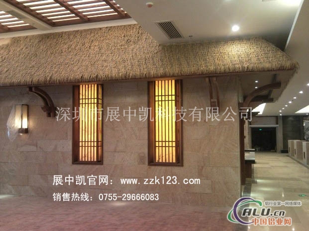 展中凯建材科技是专业生产仿真茅草_仿茅草_茅草瓦_仿稻草_金属稻草_铝质仿茅草_人造茅草等仿真草厂家。 公司简介: 展中凯建材科技(全称为深圳市展中凯建材科技有限公司)坐落于经济特区深圳,是专业从事景观建材仿真草瓦、仿稻草、茅草瓦、铝茅草、人造茅草、防火茅草、茅草屋顶、茅草房等休闲产品的研发、生产与销售一体化的综合型企业。公司实力雄厚,拥有独立的研发、设计、生产基地及专业的销售团队。基地厂房面积6300,员工300多人,管理人员30人,大型生产机器20多台。公司已通过ISO9001质量管理体系认证及ISO