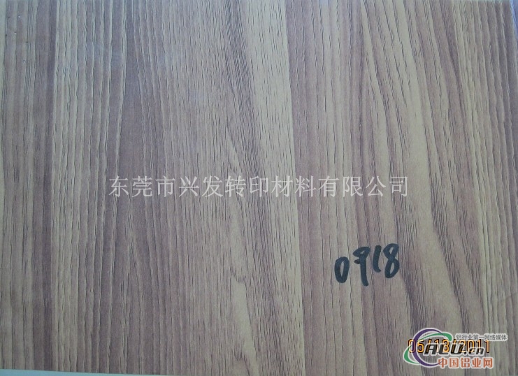广东木纹印花纸,木纹转印纸品牌/型号:XF 种类:木纹转印纸 可转印材质:金属,木材,铝型材,防盗门,铝板,塑料 包装形式:牛皮纸,白纸 重量:38(g/m2) 进口:是 厚度:30(mm)μm 采用特殊的热转印油墨把各种图案印刷在特殊的热转印纸上面,然后通过温度和压力转移到产品上。 产品规格:1600mm宽(有效宽度1580mm) X 延长米。 包装方式:最里层用PE膜,最外层用牛皮纸卷状包装,外贴有型号、数量等标示的标签。 其它情况:可根据客户的需求来调色或开制新版定做。 二.