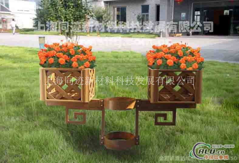 一、公司简介 上海同迹新材料科技发展有限公司是一家集研发、设计、生产、销售、工程为一体的高新技术企业。公司总部位于上海著名的同济大学科技园区,生产基地坐落在荣膺“联合国人居奖”的浙江安吉。 公司依托上海同济大学在建筑、园林景观规划设计领域的实力,并结合环保节能新材料领域的资源和技术,提供园林景观规划设计、户外建筑材料、断桥隔热铝合金集成屋——休闲木屋 木屋别墅研发、艺术景观小品创意等服务。公司围绕国家“推进绿色发展、循环发展、低碳发展&rdquo