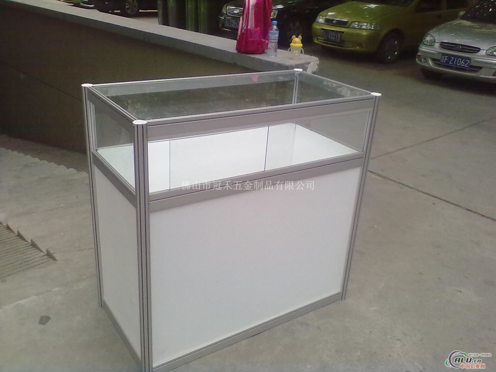 八棱柱展示柜 铝合金展柜