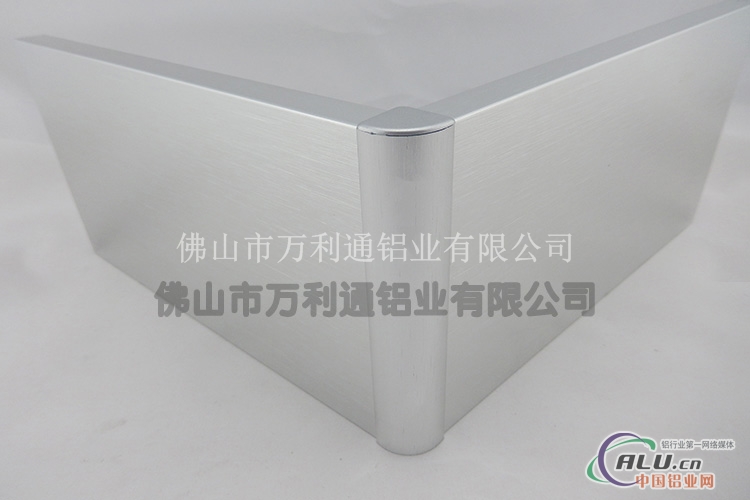 铝合金踢脚线的成分结构: 万利通铝合金踢脚线原材料采用国家标准6063-T5铝,该合金具有合金配比硬度达到(13-15)度,使用寿命比一般铝材延长(3-5)倍,其屈服强度可达110Mpa以上。产品经过一系列特殊工艺成型,表面直纹攻丝后进行高温着色氧化,用这种铝生产出来的铝合金踢脚线金属质感强、不褪色、强度高、不变形,防水、防潮、防撞、防虫、防蛀、耐磨、耐老化,安全环保、安装简单、拆卸方便、具有跑线功能、可以重复利用。这都是以往各种材质踢脚线无法做到的。 铝合金踢脚线的特征: 万利通铝合金地脚线包括第一铝合