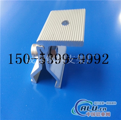 820彩钢瓦夹具