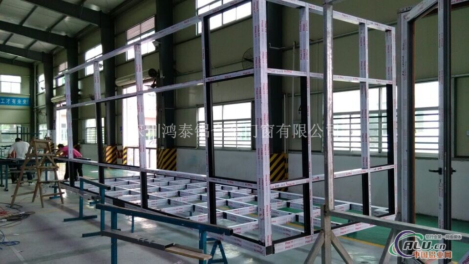 阳光房的分类: 阳光房按顶材料分类:玻璃顶阳光房、断桥铝顶阳光房、德高瓦顶阳光房、彩钢板顶阳光房。 阳光房按面材料分类:伟业断桥铝门窗、进口旭格断桥铝门窗、铝包木门窗、塑钢门窗。 阳光房按结构分类:钢结构阳光房、铝结构阳光房、钢铝结构阳光房、木结构阳光房。 按阳光房的位置分类:搭露台阳光房、盖花园阳光房、封门斗阳光房 、地下庭院阳光房 。