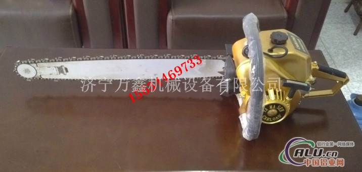 公司简介 济宁万鑫工矿设备有限公司是一家经国家相关部门批准注册的企业,坐落在济宁市市中心,位于孔孟之乡,交通十分便利。京杭大运河和京沪铁路、京九铁路纵贯南北、兖石铁路和济新铁路横穿东西,又是104、105国道和327国道的交汇处,通讯发达、交通便利、人杰地灵、矿产资源分布广、品种多、储量大,是全国八大煤炭基地之一,已探明的储量200多亿吨。兖矿集团、淄博矿业、肥城矿业、枣庄矿业、新汶矿业、临沂矿业、济宁矿业、里能矿业、裕隆矿业等大型矿业集团相继落户于济宁周边,是闻名全国的煤炭基地。 济宁万鑫工矿设备有限公