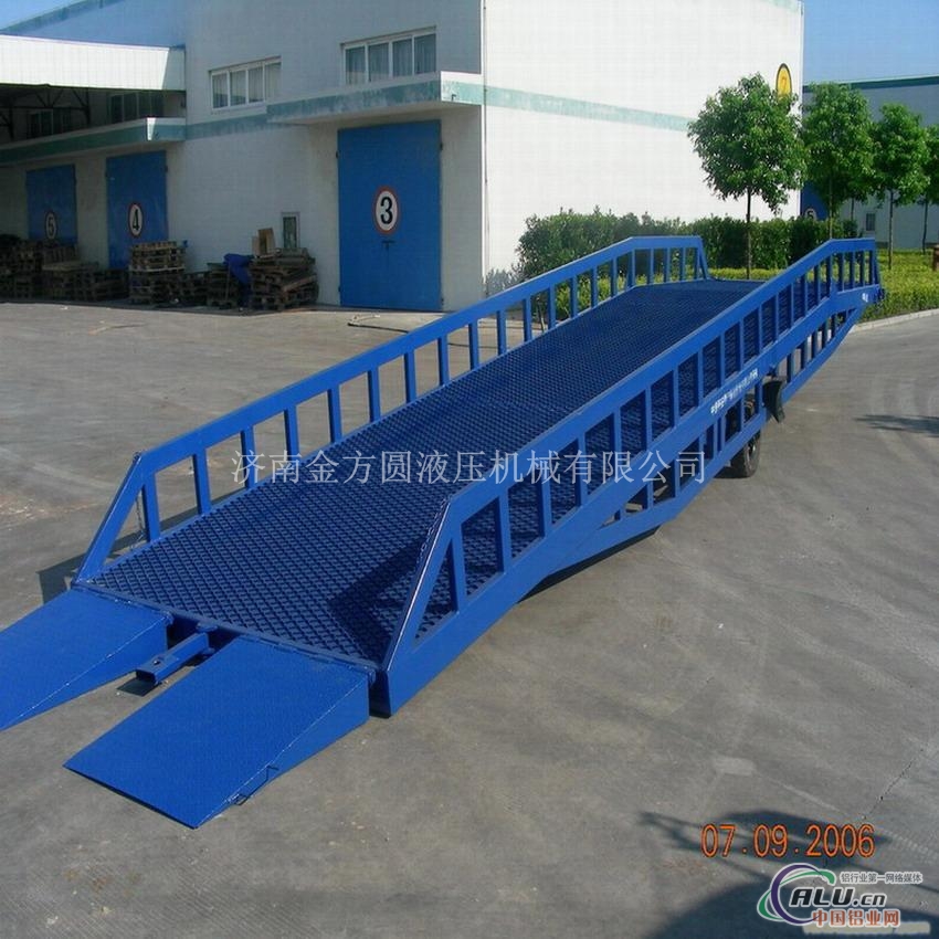 高品质升降机——移动登车桥