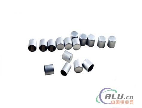 Solid, chip capacitor with aluminum case 