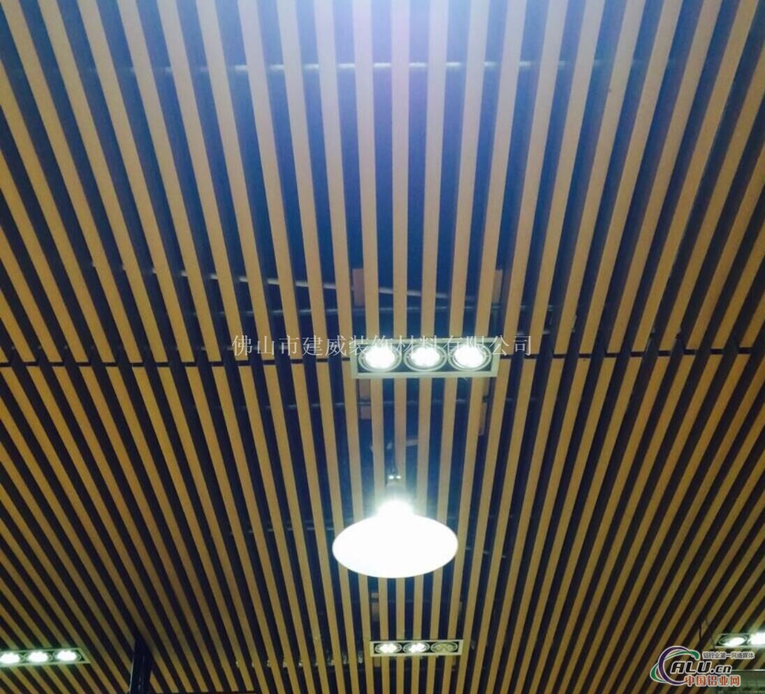 木纹铝方通供应铝天花板厂家安装