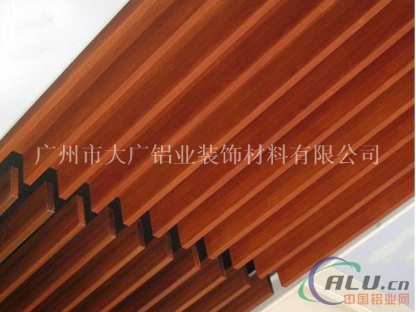 【弧形木纹铝方通】造型铝方管吊顶厂家