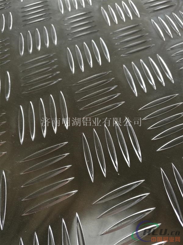 济南五条筋花纹铝板现货价格是多少？