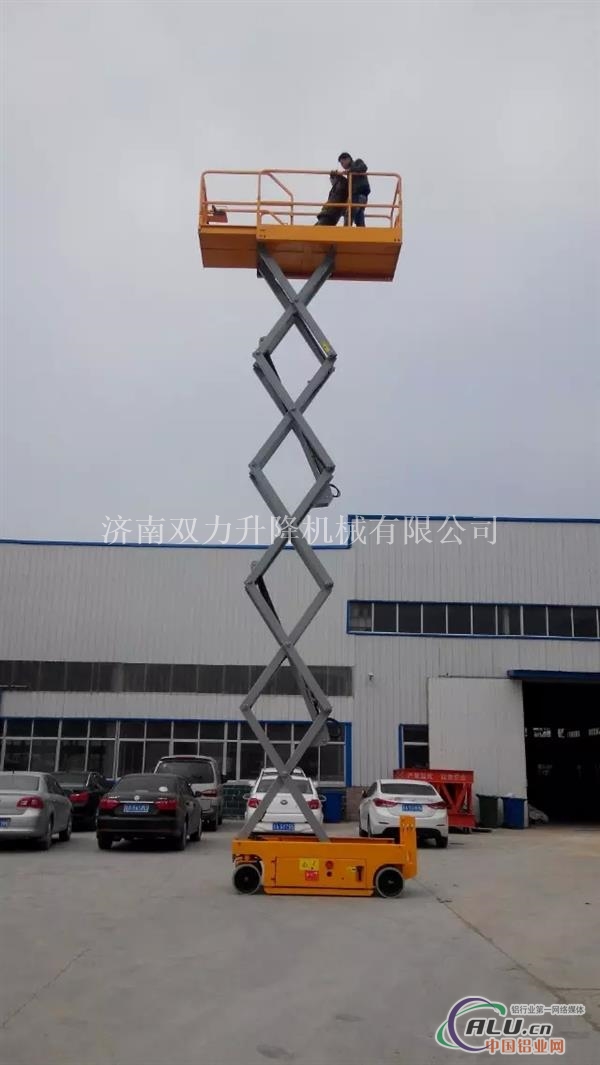 8米升降机  铝制电动移动式升降台