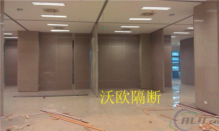 全国安装/销售/免费设计/)酒店活动屏风/活动隔断/无轨折叠屏风隔断/高隔间/办公玻璃隔墙/首选沃欧 全国上门安装,沃欧活动隔断厂家专业生产研发、设计安装、售后服务为一体沃欧 活动隔断制造厂家,提供活动隔断、活动屏风、活动隔断屏风、玻璃隔断屏风, 一、屏风类别 1.单片式——屏风采用双轮吊挂,且每片屏风可独立操作,具有高度有灵活性,可转弯,可存放于任何一个位置,可组合成多个活动空间。