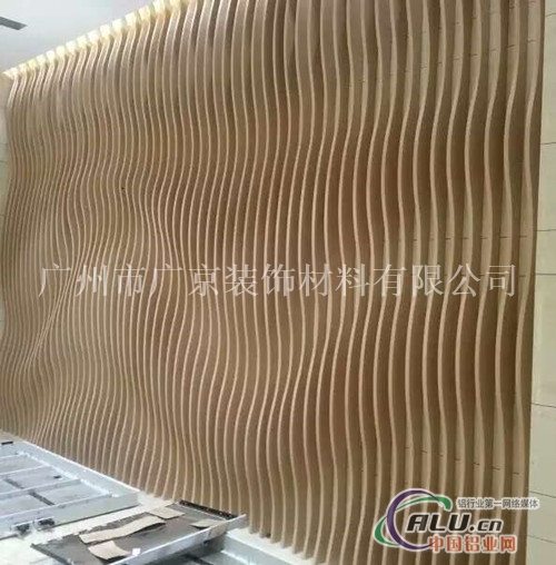 办公楼室外造型铝方通，弧形方通