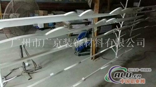 办公楼室外造型铝方通，弧形方通