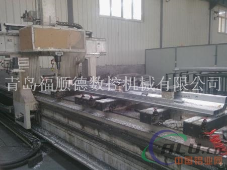 自主研发国产五轴铝型材加工中心