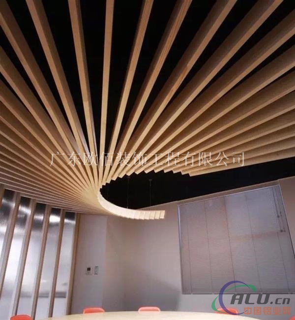 深圳会议室木纹铝方通造型吊顶 