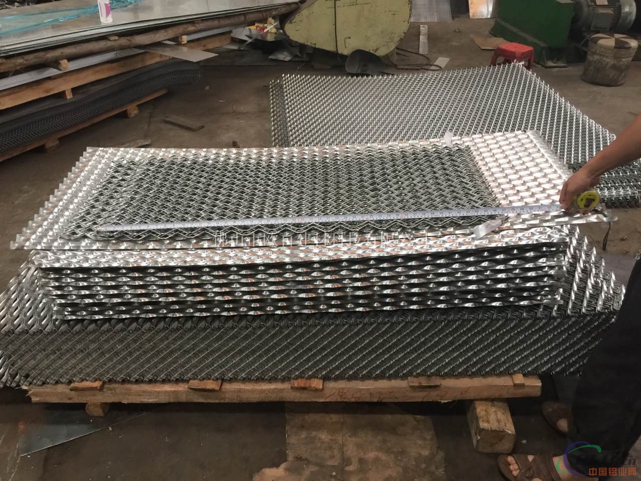 装饰铝板网吊顶材料生产厂家