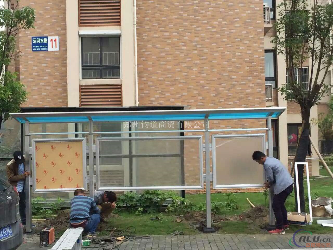 户外液压报栏铝材前开启报栏