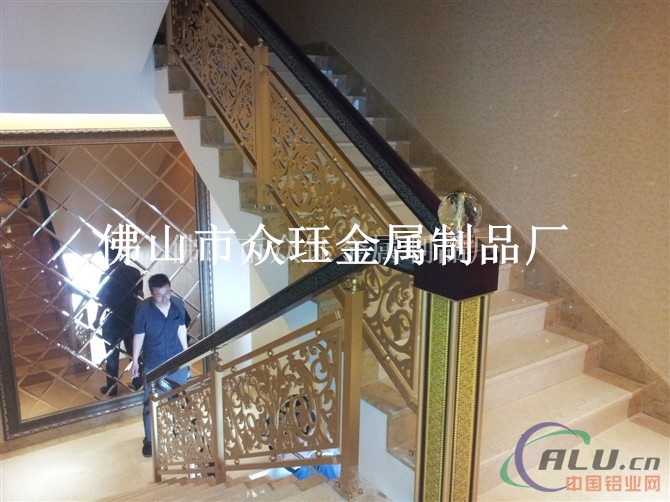 别墅大堂楼梯装饰铝板雕花镂空金色楼梯护栏