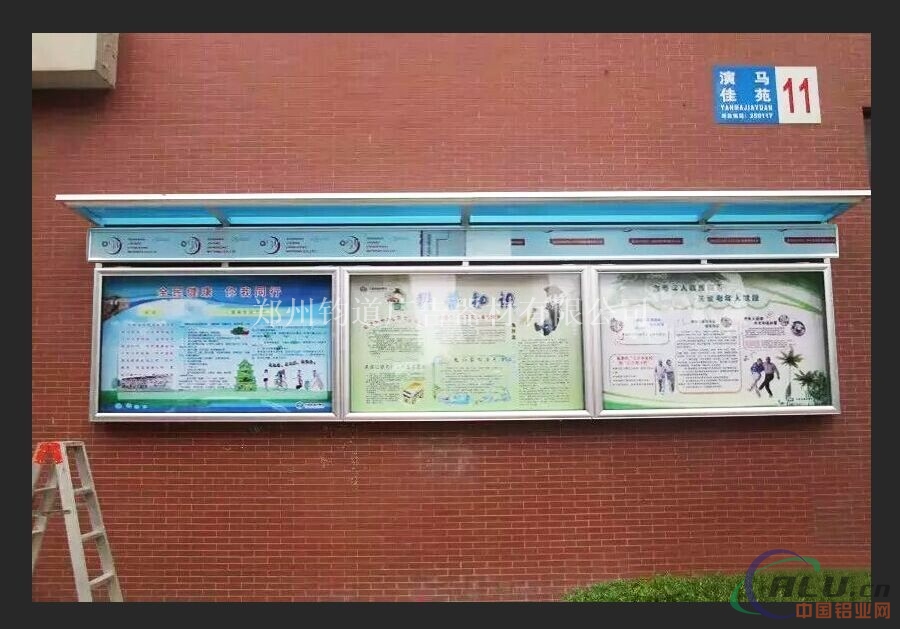 校园宣传窗信息张贴栏海报展示栏