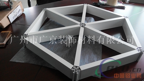 三角铝格栅是工程的优选之一，广州厂家直销