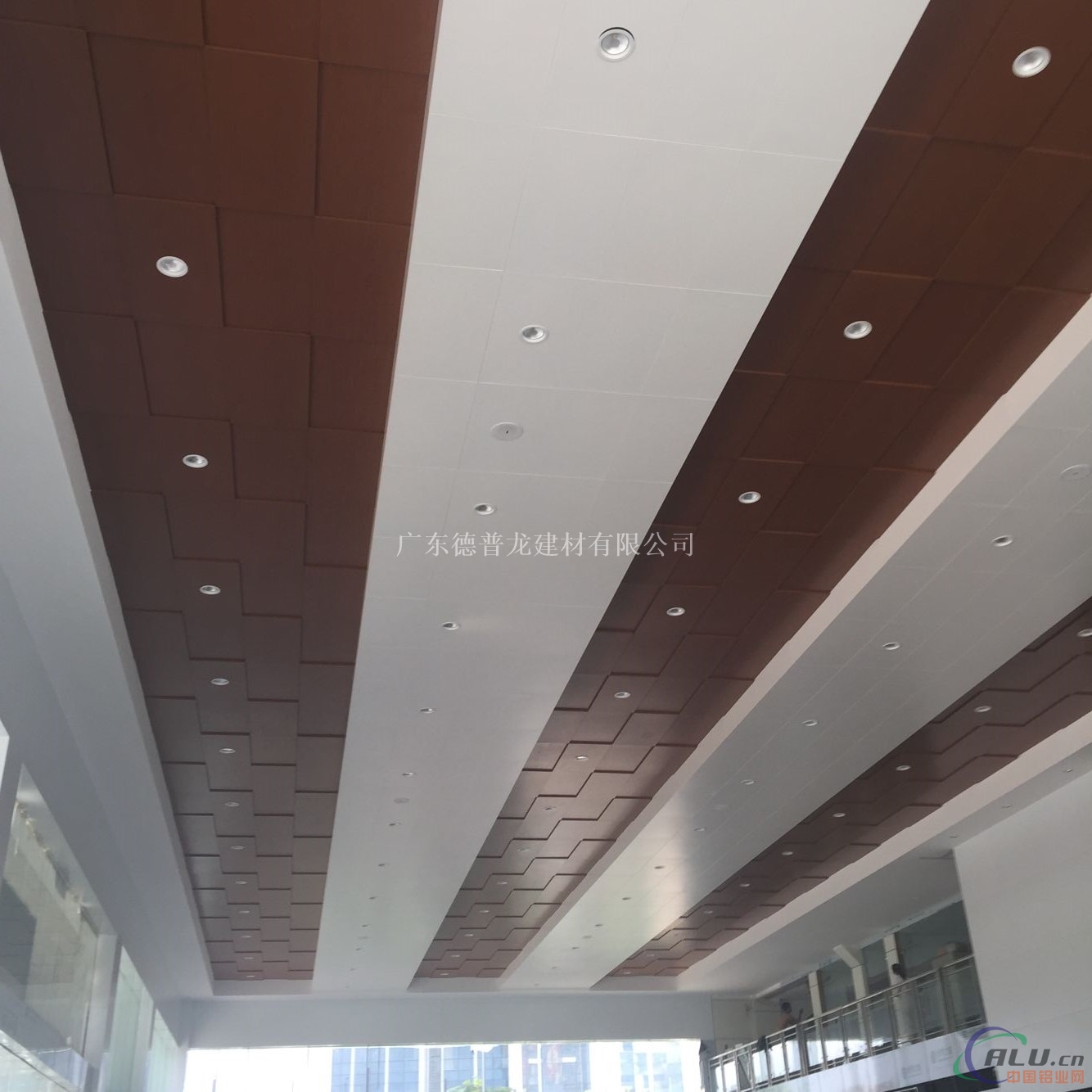 广本4s店木纹铝单板吊顶 白色勾搭铝单板