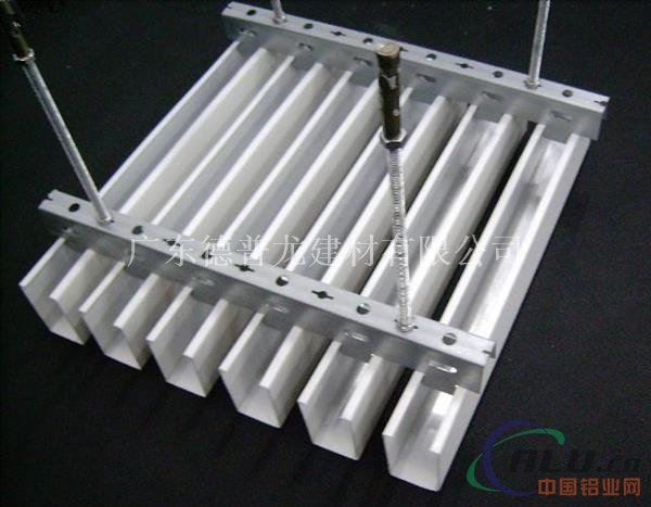 U型铝方通_购物商城装饰吊顶铝方通