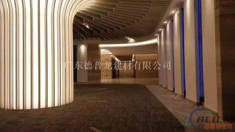 木纹铝方通吊顶 u形木纹铝方通