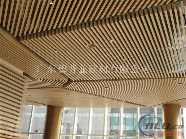 u形木纹铝方通吊顶 商城吊顶装饰铝方通
