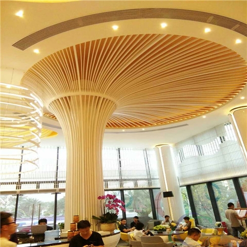 休闲场所用弧形造型木纹铝方通天花吊顶