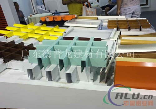 广州铝格栅厂家  木纹铝格栅天花