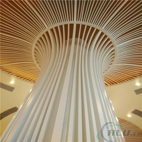 广东木纹弧形铝方通造型天花吊顶优惠厂家